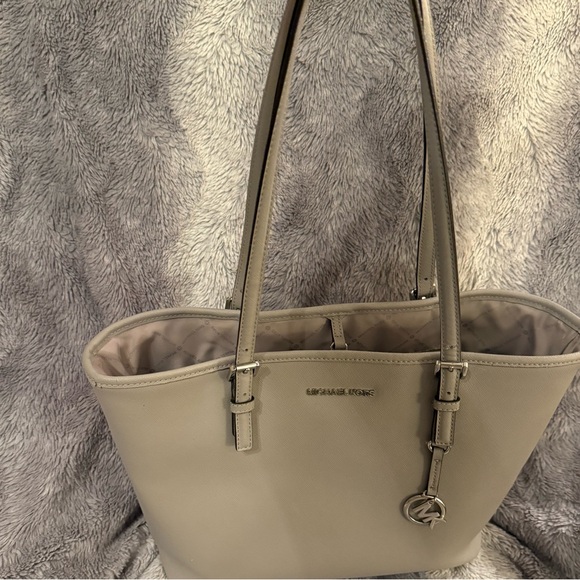 Michael Kors Jet Set Medium Lt Grey Carryall Tote Saffiano Leather EUC - Picture 16 of 17
